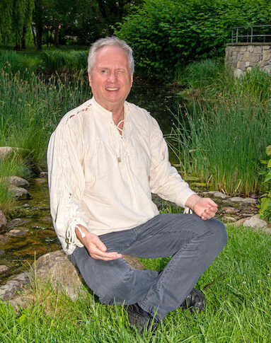 frank-krunig-portrait Frank Krunig, Begleiter und Coach, sitzt entspannt im Freien